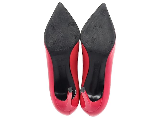 Décolleté a punta di Saint Laurent 80 in pelle di vitello verniciata rosa fucsia