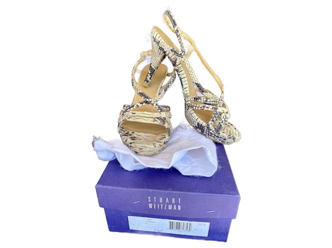 Sandali creati da Stuart Weitzman in stile pitone. Stampa python