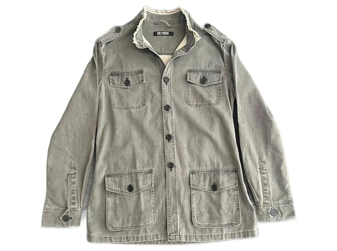 Raf Simons SS2004 "Che il cerchio non si rompa" Camicia militare con bottoni Siddhartha restituita. Grigio