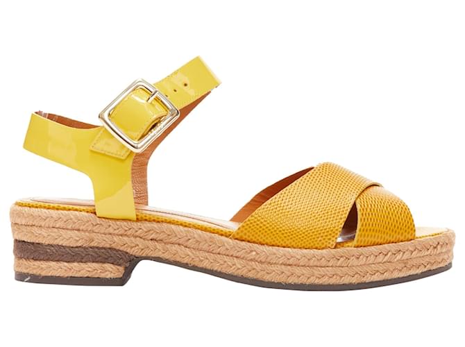 Sandalo in juta con cinturino alla caviglia in pelle impresso Fendi e cinturino incrociato in vernice Giallo