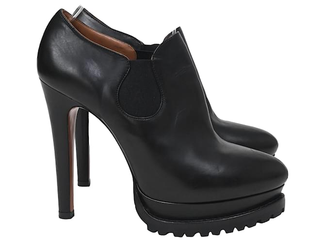 Stivaletti con piattaforma Alaïa in pelle nera Nero