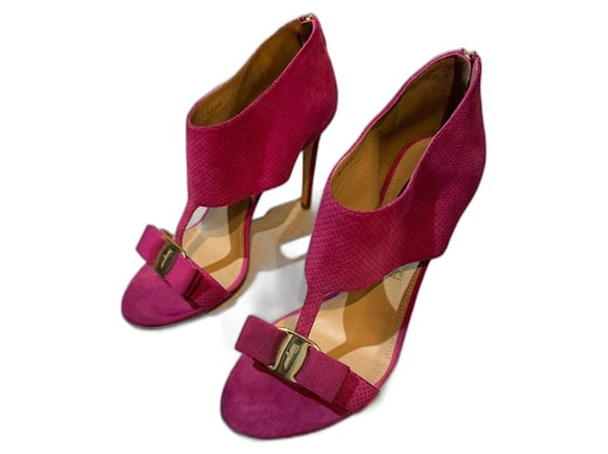 Salvatore Ferragamo Sandali in suede rosa con tacco di 10 cm, fiocco e etichetta del marchio