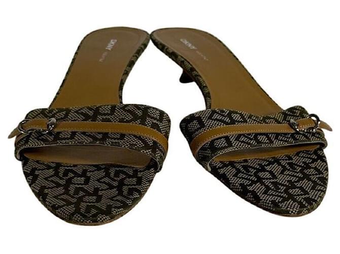 Sandali con tacco kitten DKNY di DONNA KARAN New York Verde