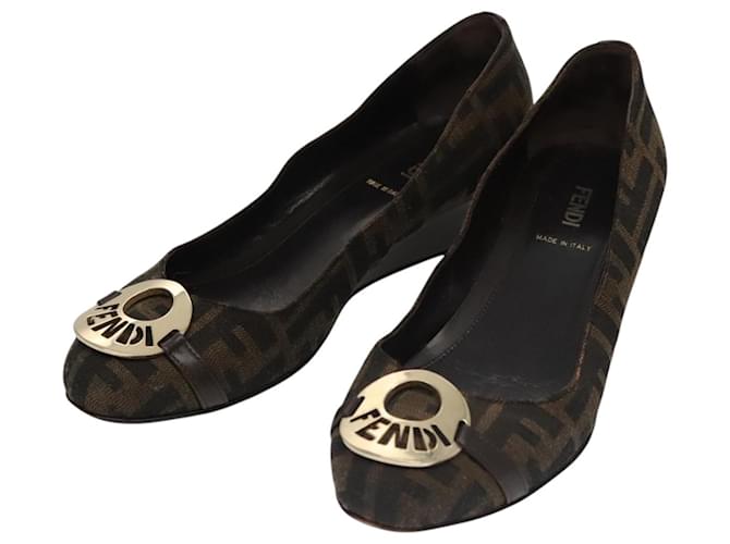 Pumps in tela Zucca FENDI 37 marrone nero oro Auth yk16020 D'oro