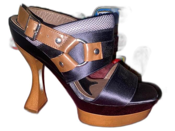 Tacchi a piattaforma Marni Marrone