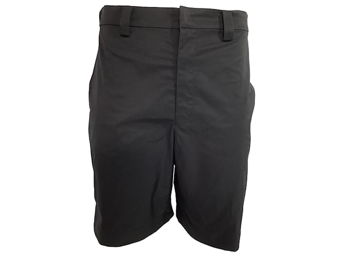 Bermuda in poliestere nero con patch logo Valentino Garavani