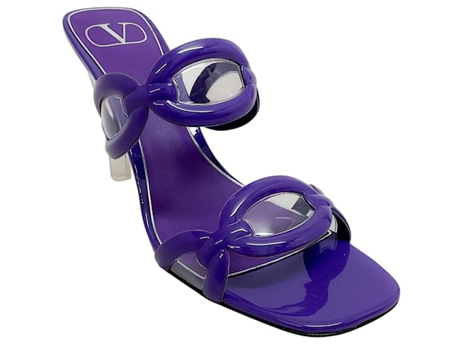 Sandali aperti a punta quadrata in pelle verniciata viola Valentino con catena Porpora
