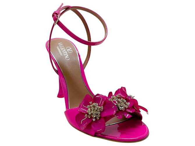 Sandali in pelle con fiori selvatici in vernice rosa Valentino