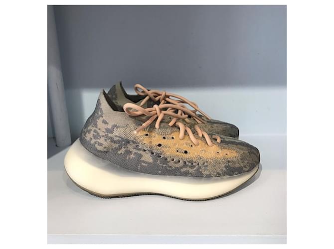 Scarpe YEEZY T.EU 38.5 Tessuto Grigio