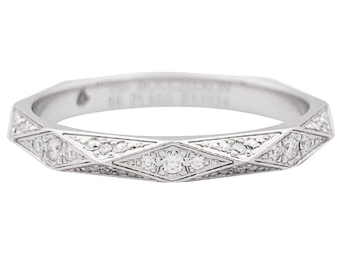 Anello Boucheron 'Facette' in platino, diamanti.