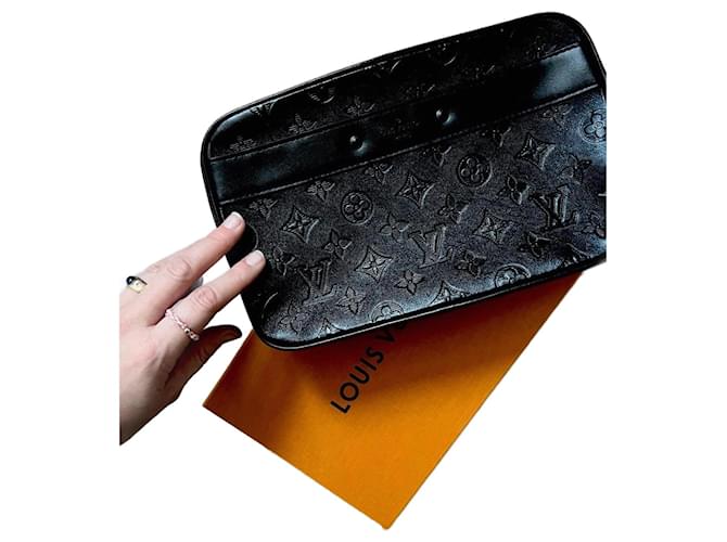 Trousse Poche Toilette GM Louis Vuitton Monogram Shadow nera M68589 Nero