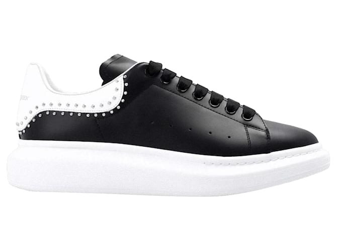 Sneakers oversize con borchie Alexander McQueen Nero