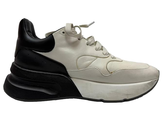 Sneakers Oversized Runner Alexander Mcqueen in pelle nera e bianca Bianco