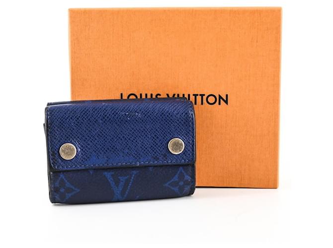 Portafoglio pieghevole Discovery Monogram Taiga Rama Louis Vuitton Blu