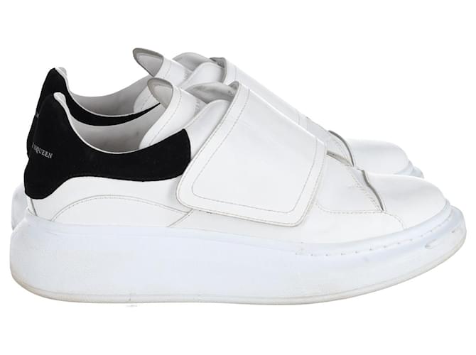 Sneakers oversize Alexander McQueen con cinturino singolo in pelle bianca